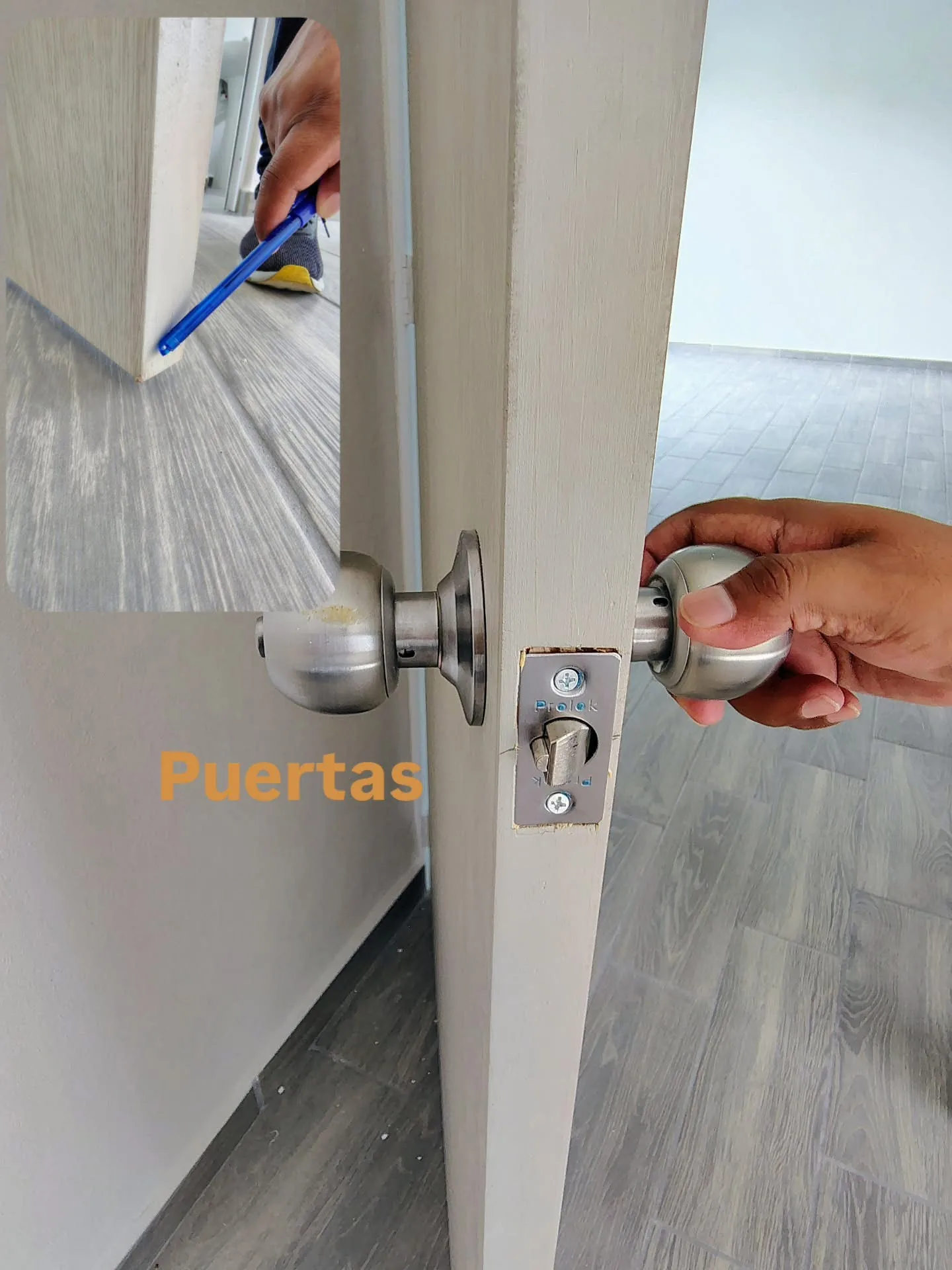 Revisión de una puerta en una propiedad residencial